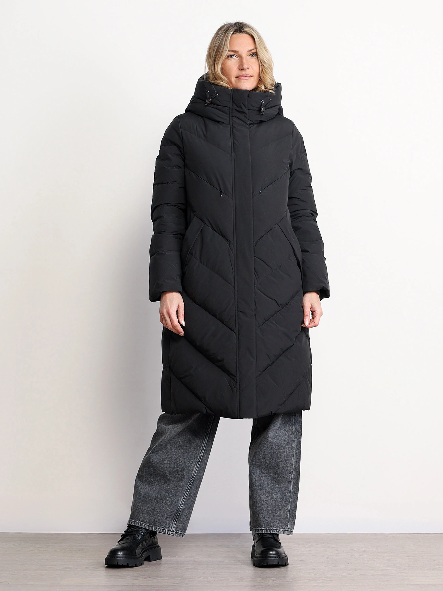 Пуховик черного цвета с двойным капюшоном